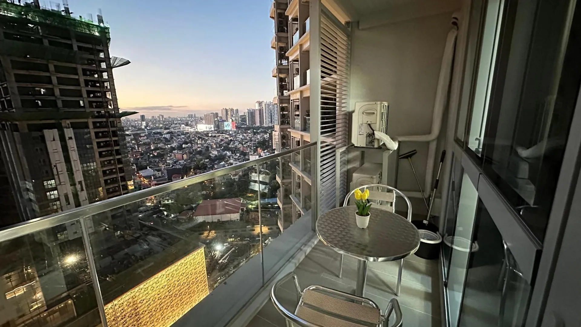 Ferienwohnung Relax And Unwind At Uptown Bgc Manila Apartment